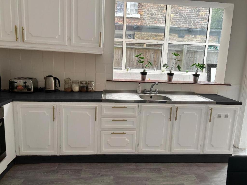 Balham, South Spacious, Lambert, 6 Available Guest house