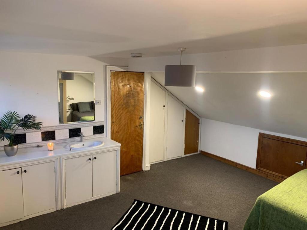 Guest house Balham, South Spacious, Lambert, 6 Available