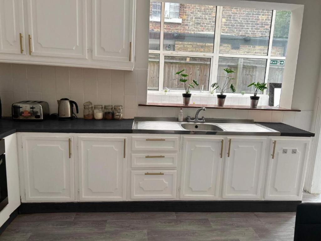 Guest house Balham, South Spacious, Lambert, 6 Available *